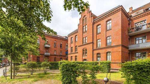 Blick von der Straße - Stilvolle Altbauwohnung auf 108 m² Wohnfläche mit zwei Balkonen für Eigennutzer oder Anleger