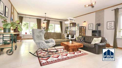 Eines der zwei geräumigen Wohnzimmer - 