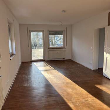Wohnzimmer - Oststadt-Lage! Helle 2-Zimmer-Wohnung mit Balkon in Parknähe