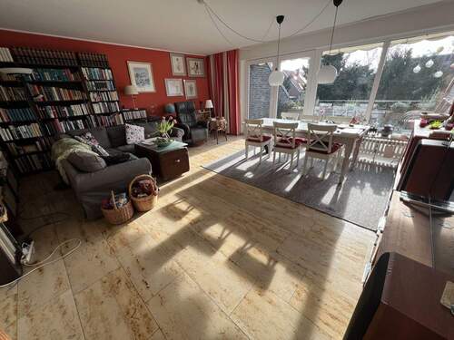 Wohnzimmer mit Blick auf die Terrasse - 5 Zimmer Mehrfamilienhaus, Wohnhaus zum Kaufen in Korschenbroich