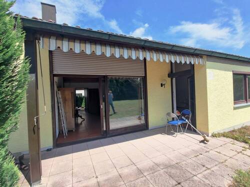 Terrasse mit Markise - 5 Zimmer Einfamilienhaus in Beratzhausen