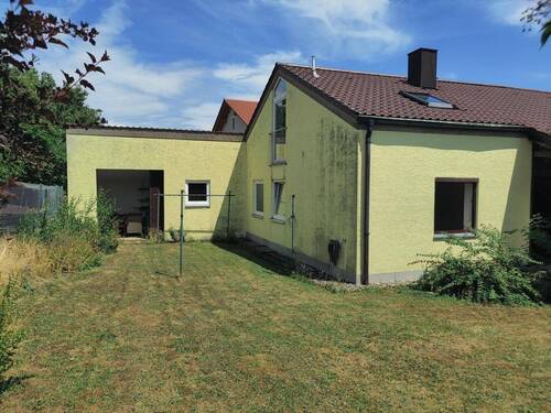 Zugang zum Nebengebäude und zur Garage - Einfamilienhaus mit 153,00 m² in Beratzhausen zum Kaufen