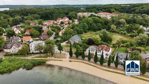Blick auf den Strand und das Gebäude - 3 Zimmer Etagenwohnung in Schwerin