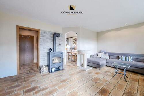 Wohnzimmer mit Kaminofen - Etagenwohnung mit 84,00 m&sup2; in Schorndorf zum Kaufen