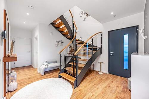 Großzügiger Eingangsbereich im Erdgeschoss - 5 Zimmer Einfamilienhaus zum Kaufen in Bochum