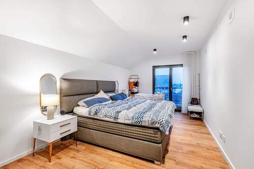 Großzügiges Schlafzimmer im 1. Obergeschoss - 