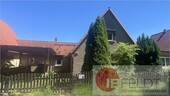 Vorderansicht - Reihenmittelhaus in massiver Bauweise mit Anbau und Nebengebäuden