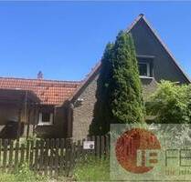 Reihenmittelhaus in massiver Bauweise mit Anbau und Nebengebäuden - Leegebruch