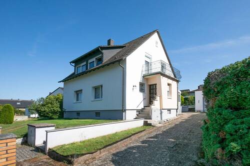 Hausansicht - Gepflegtes 1-2 Familienhaus mit großem Grundstück