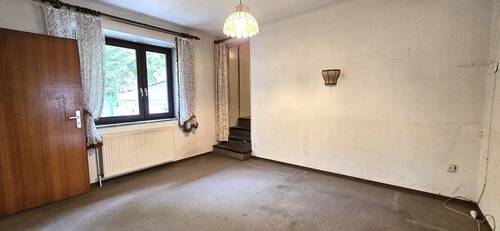 EG: Durchgangszimmer mit Blick zum Elternschlafzimmer/begehbarem Kleiderschrank - 