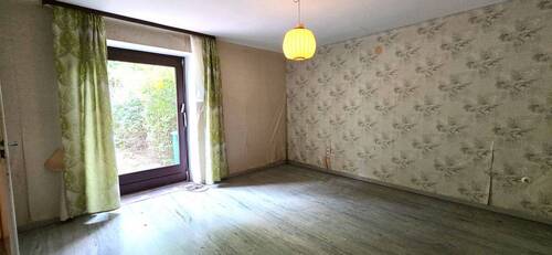 EG: Schlafzimmer mit Blick zur Terrasse - 