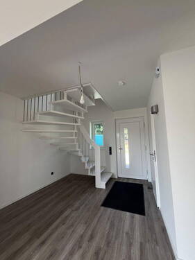 Diele mit Treppe ins OG - 