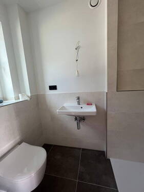 Gäste-WC im EG mit Dusche - 