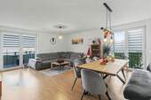 Wohnzimmer - Helle 4-Zimmer-Wohnung mit großem Balkon und Tiefgaragenstellplatz