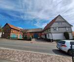 Straßenansicht vom Haus und den Nebengebäuden - *** Restbauernhof mit großer Scheune und Stallung in Gudensberg zu verkaufen***
