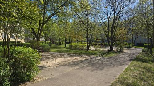 Blick zum Spielplatz - 3 Zimmer Etagenwohnung in Berlin