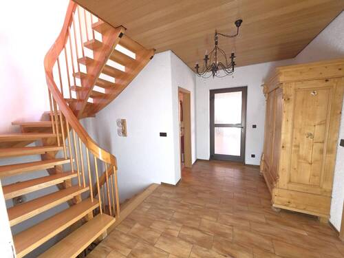 EG_Flur mit Treppe ins Dachgeschoss und in die untere Wohnebene_#123219 - 