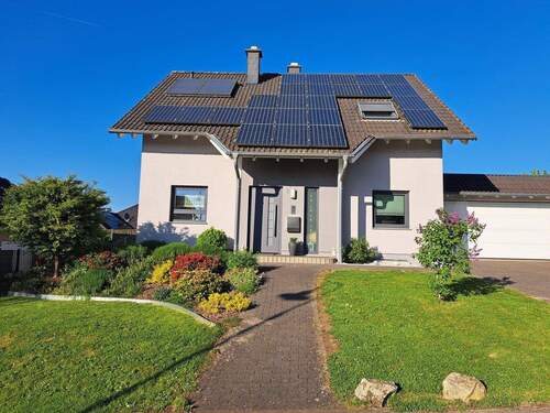 Frontansicht - Freistehendes Einfamilienhaus Osburg, Garten, Doppelgarage, Bj. 2003, energetisch verbessert