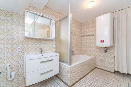 Bad mit Wanne und WM-Anschluss - 