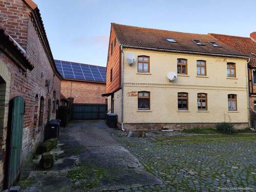 Sta, Einfahrt und Wohnhaus - 8 Zimmer Mehrfamilienhaus, Wohnhaus in Ausleben / Ottleben