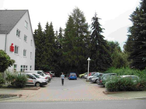 Parkplatz - 1 Zimmer Mehrfamilienhaus, Wohnhaus in Bergen