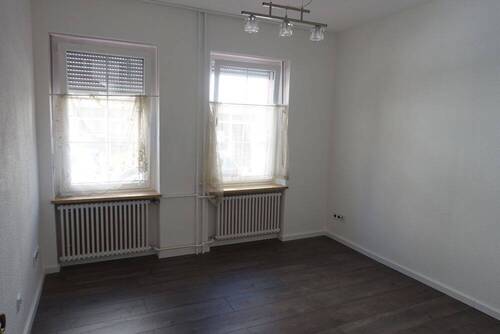 Wohnzimmer im EG - Wohnhaus mit überdachtem Innenhof und Terrasse