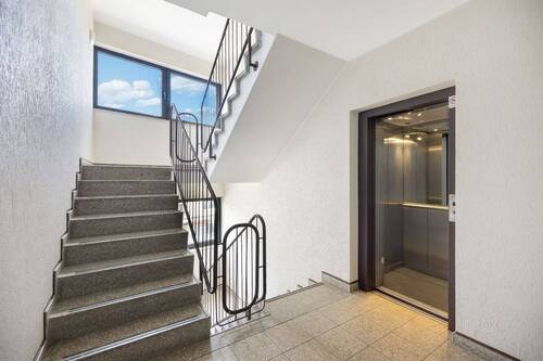Treppenhaus mit Aufzug - 3 Zimmer Etagenwohnung zum Kaufen in Heiligenhaus