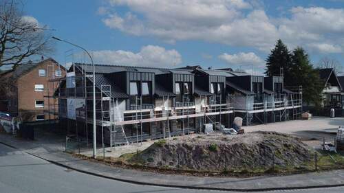Straßenansicht - Modernes KfW-40-Reihenhaus kurz vor Fertigstellung in Paderborn-Marienloh