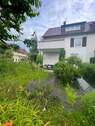Haus und Garten.jpg - Großzügiges 1-2-Fhs. mit 2 großen Garagen und schönem Garten in guter Lage von Stuttgart-Luginsland