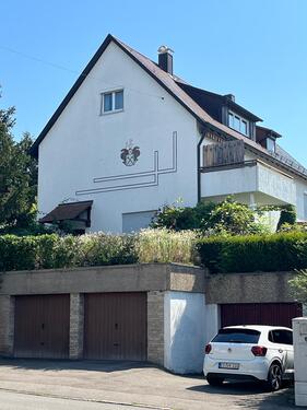 Haus mit 2 großen Garagen.jpg - 7 Zimmer Doppelhaushälfte in Stuttgart