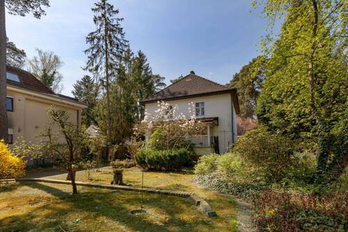Garten / Fassade - Viel Raum für Ideen - Sanierungsbedürftiges Ein-Zweifamilienhaus mit großem Grundstück in Frohnau