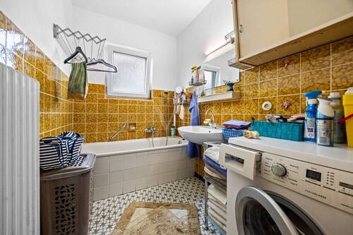 Bad mit Wanne im Erdgeschoss - 