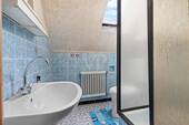 Bad mit Dusche im Obergeschoss - 