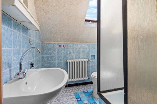 Bad mit Dusche im Obergeschoss - 