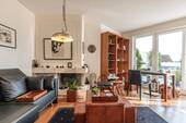 Wohnzimmer mit Kamin - Etagenwohnung mit 72,00 m² in Hamburg zum Kaufen