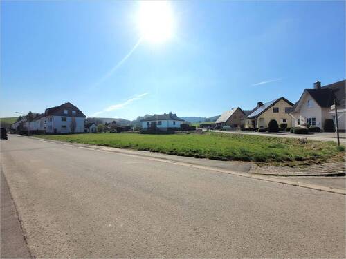 Bild 1 - Sehr großzügiges Eck-Grundstück in idyllischer Lage