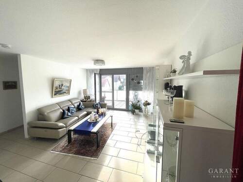 Wohnbereich Richtung Balkon möbliert - 3 Zimmer Etagenwohnung zum Kaufen in Benningen am Neckar