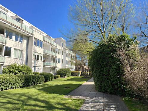 Blick auf die Wohnanlage - (KI optimiert) - HH-EPPENDORF : 2-ZIMMER-ENDETAGE MIT TIEFGARAGENSTELLPLATZ UND GROßER SÜD-WEST TERRASSE, VERMIETET!