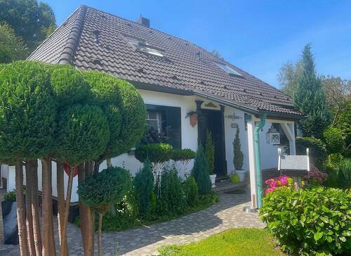 Hausansicht.jpg - Ruhige Lage, viel Platz, Doppel-Carport sucht...