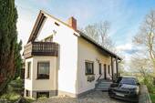 Hausansicht mit Hofzufahrt - 8 Zimmer Mehrfamilienhaus, Wohnhaus in Freital