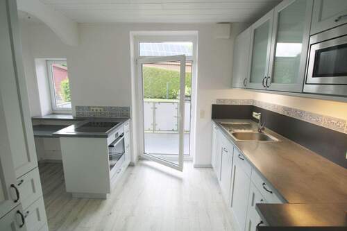 Küche mit Balkonzugang - 