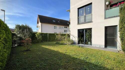 Der gepflegte Gartenbereich ist von einer Hecke umgeben - 