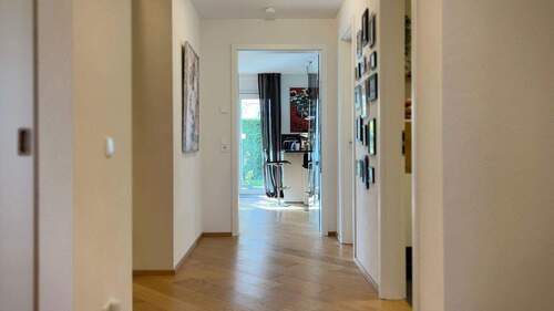 Durch die Glastüre zwischen Flur und Wohnzimmer ist auch dieser Bereich lichtdurchflutet - 