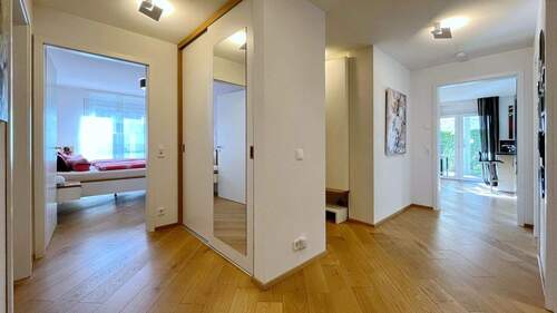 Großzügiger Flur mit Garderobennische und Einbauschrank - 