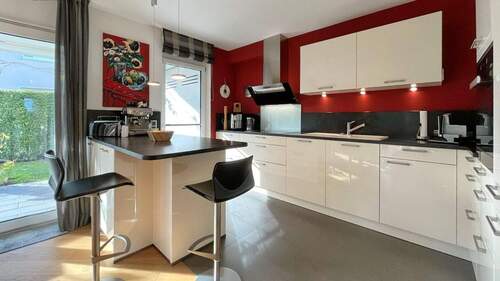 Einbauküche mit integrierter Kücheninsel - 