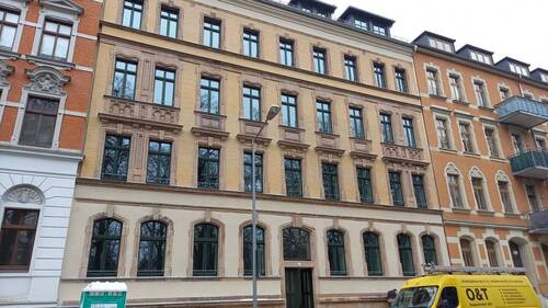 Hausansicht - direkt am Schloßteich: 3-Zimmer-Wohnung mit Balkon