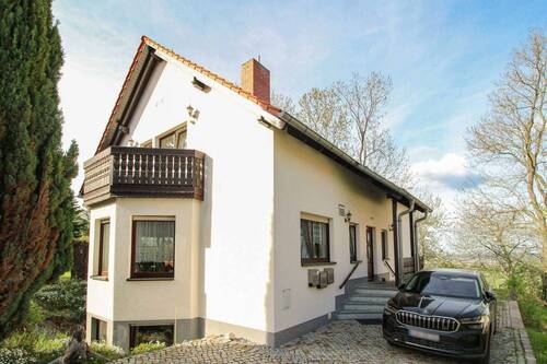 Hausansicht mit Hofzufahrt - 8 Zimmer Mehrfamilienhaus, Wohnhaus in Freital