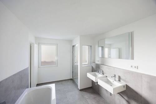 Badezimmer OG - Mehrfamilienhaus, Wohnhaus mit 393,00 m² in Fellbach zum Kaufen