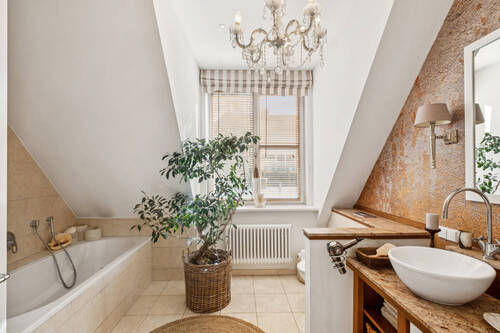 Vollbad mit Dusche und Badewanne - 