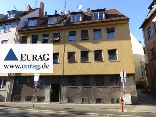 Hausansicht - N-Sebald: Sanierungsobjekt, MFH, 13 Einheiten, 7 Stellplätze, komplett leer, Ausbaupotential